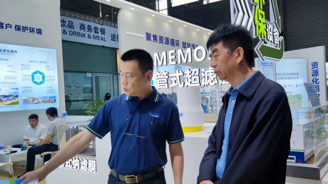 ng28.cc官网总经理蒋林煜与客户交谈